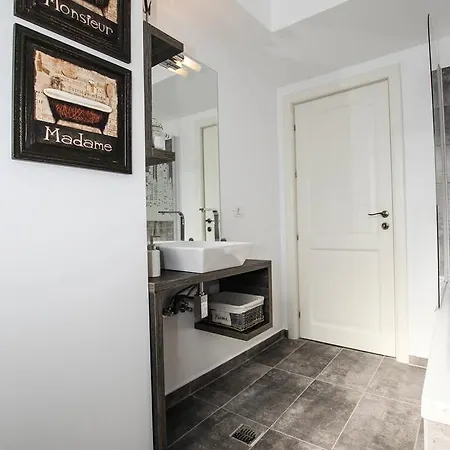 100 Sqm Luxury Apartment, Unirii Square Bukareszt