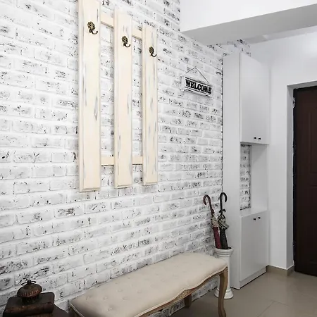 100 Sqm Luxury Apartment, Unirii Square Bukarest