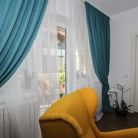 100 Sqm Luxury Apartment, Unirii Square Bukareszt