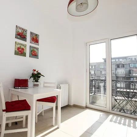 100 Sqm Luxury Apartment, Unirii Square Bukarest