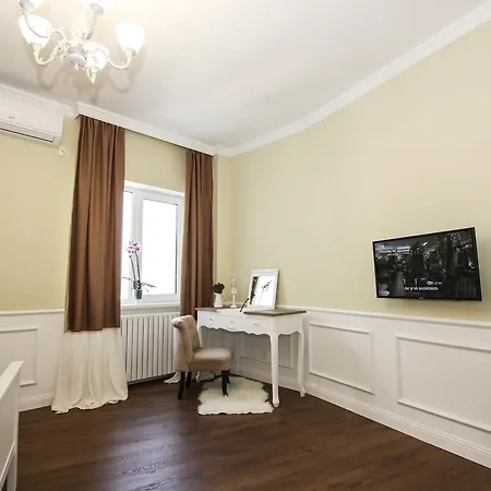 100 Sqm Luxury Apartment, Unirii Square Bukareszt